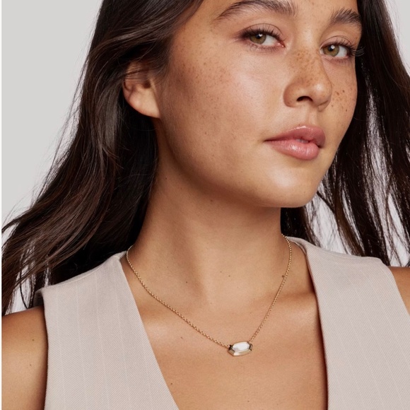 Kendra Scott Elisa Bezel Gold Short Pendant Necklace in Green Tiger's Eye - Picture 4 of 6